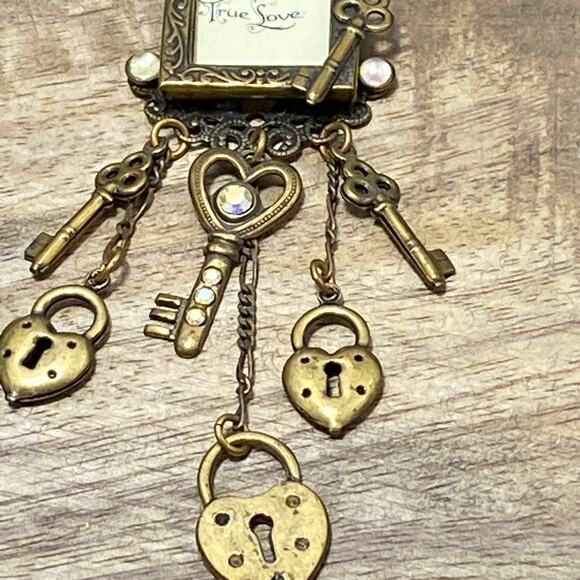 Top Shelf Jewelry Photo Frame Locket Keys to Your Heart Brooch Lapel Pin Vintage - Picture 3 of 8